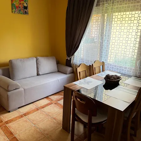 Διαμέρισμα Rozsa 2 *